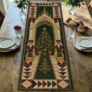 Könnte beinhalten: Ein rechteckiger, gesteppter Tischläufer mit einem zentralen Weihnachtsbaum in einem goldenen gotischen Torbogen, flankiert von zwei Nussknackerfiguren. Der Rand zeigt ein geometrisches Muster aus roten, grünen und goldenen Dreiecken und Sternmotiven.