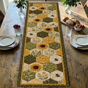 Peut inclure: Un chemin de table matelassé rectangulaire avec un motif hexagonal répétitif. Le design présente des tournesols jaunes, du feuillage vert, des textures en nid d'abeille et de petites abeilles sur un fond crème et vert olive avec une bordure vert foncé.