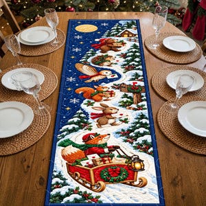 Puede incluir: Un camino de mesa rectangular con una escena de bosque invernal que muestra a un zorro tirando de un trineo de madera rojo lleno de regalos, junto a un conejo, una ardilla, un búho, un erizo y un oso sobre un fondo azul con copos de nieve.