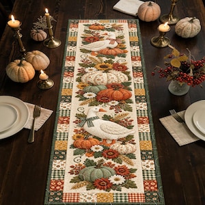 Puede incluir: Un camino de mesa rectangular con un panel central que muestra gansos blancos, calabazas naranjas y verdes, girasoles y tallos de trigo. El borde presenta un patrón de patchwork con estampados florales y de cuadros en rojo, verde y amarillo.