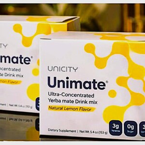 K&ouml;nnte beinhalten: Zwei wei&szlig;e Kartons mit Unimate Yerba Mate-Drink-Mix mit gelben Akzenten. Die Kartons zeigen den Produktnamen, den Geschmack und die N&auml;hrwertinformationen. Jede Schachtel enth&auml;lt 153 g des Getr&auml;nkemixes.