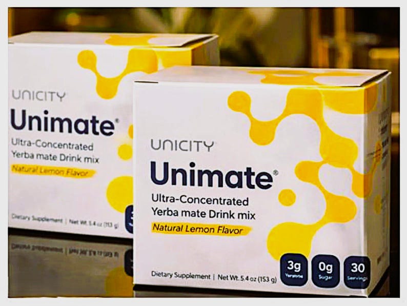 K&ouml;nnte beinhalten: Zwei wei&szlig;e Kartons mit Unimate Yerba Mate-Drink-Mix mit gelben Akzenten. Die Kartons zeigen den Produktnamen, den Geschmack und die N&auml;hrwertinformationen. Jede Schachtel enth&auml;lt 153 g des Getr&auml;nkemixes.