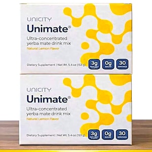 K&ouml;nnte beinhalten: Zwei Packungen Unicity Unimate, ein ultra-konzentrierter Yerba Mate-Drink-Mix mit nat&uuml;rlichem Zitronengeschmack. Jede Packung enth&auml;lt 153 g Produkt und bietet 30 Portionen. Die Packungen haben einen wei&szlig;en Hintergrund mit gelben abstrakten Designs.