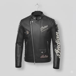 Giacca da uomo nera in vera pelle stile Cafe Racer/Biker con zip asimmetrica e maniche con scritta e patch vintage.