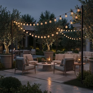 Puede incluir: Escena de patio al anochecer, con luces de cadena, olivos y asientos. El cálido resplandor de las luces ilumina el espacio, creando un ambiente acogedor. Incluye sillas, una mesa y faroles.