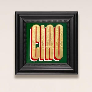 Puede incluir: Obra de arte enmarcada con la palabra italiana "CIAO" en letras doradas, rojas y blancas sobre un fondo verde. El marco negro tiene un borde decorativo con cuentas. La obra es cuadrada y está montada en una pared blanca.