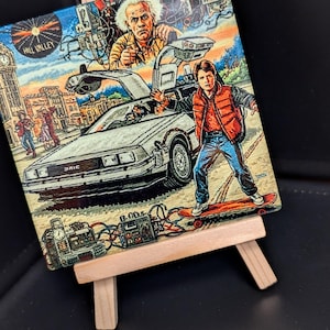 Puede incluir: Un letrero de madera rústica con el texto "Welcome to our home" en letras blancas. El letrero presenta un acabado envejecido y un diseño sencillo y acogedor, perfecto para un porche o entrada.