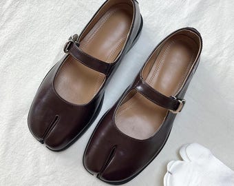 Zapatos Tabi para mujer, estilo Mary Jane, color burdeos, hechos a mano, con punta dividida.