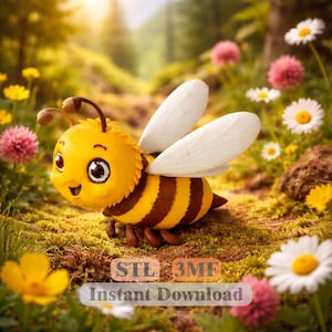 Puede incluir: Una alegre figura de abeja de estilo caricatura, con cuerpo amarillo, rayas marrones y alas blancas. La escena es un entorno natural con flores y vegetación. El texto "STL 3MF Instant Download" es visible en la parte inferior.