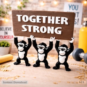 Puede incluir: Una tabla de cortar de madera hecha a mano con un acabado natural. La tabla presenta un borde vivo en un lado y una forma rectangular lisa. Mide aproximadamente 45 cm de largo y 30 cm de ancho.