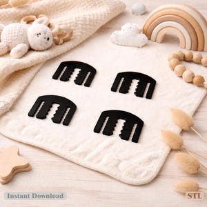 Op de afbeelding: Vier zwarte plastic clips met een uniek ontwerp liggen op een witte, getextureerde ondergrond. De afbeelding bevat ook een knuffel, een houten regenboog, een wolk en andere decoratieve items. De woorden "Instant Download" zijn zichtbaar.