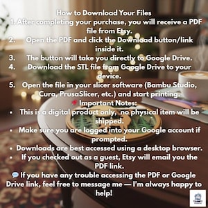 Pu&ograve; includere: Una guida digitale per scaricare un file STL da Etsy e Google Drive. Il testo descrive i passaggi per accedere ai file, utilizzare software di slicing come Bambu Studio, Cura o PrusaSlicer e specifica che si tratta di un prodotto digitale.