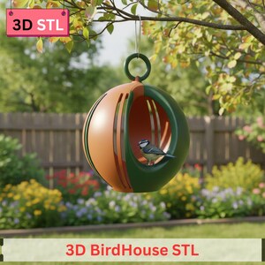 Peut inclure: Un nichoir bicolore, orange et vert, suspendu à une branche d'arbre. Un petit oiseau bleu et jaune est perché à l'intérieur. Le texte "3D BirdHouse STL" est affiché en bas de l'image.