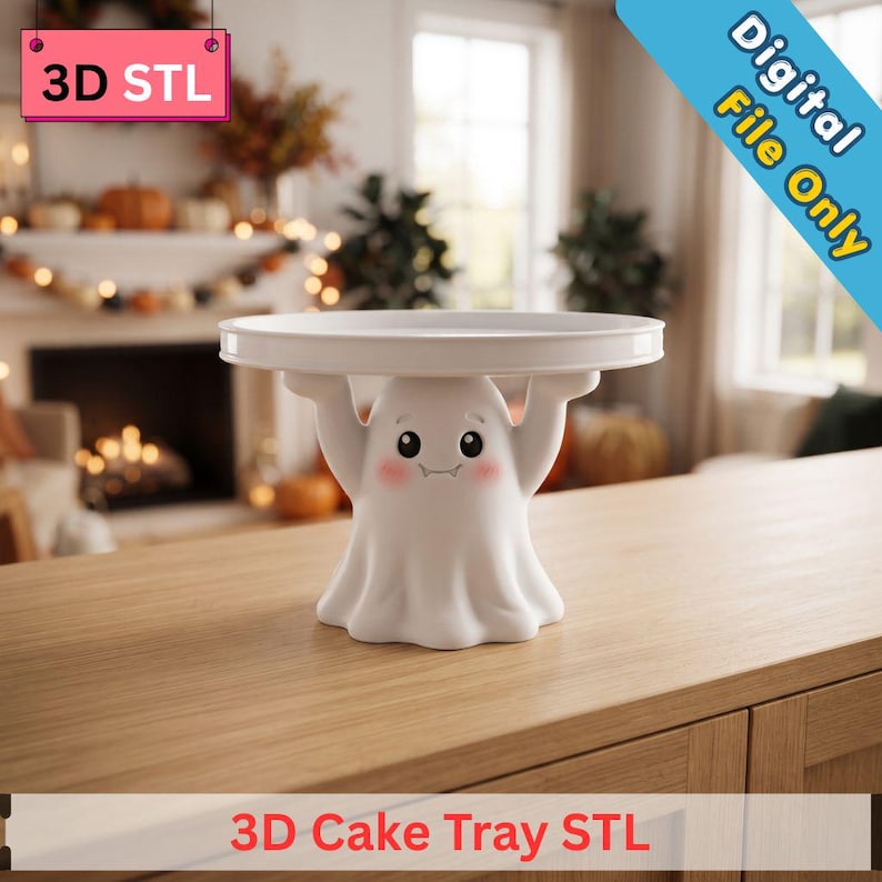 Pu&ograve; includere: Un'alzata per torte 3D bianca con una base a forma di fantasma, un viso sorridente, guance rosa e due braccia sollevate che sostengono il piano circolare. L'immagine include il testo 3D STL, Digital File Only e 3D Cake Tray STL in basso.