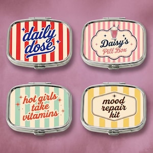 Può includere: Quattro portapillole argentati con design retrò. Uno ha strisce rosse e bianche con il testo "daily dose". Un altro presenta strisce rosa e una grafica di milkshake con "Daisy's Pill Box". Il terzo dice "hot girls take vitamins". L'ultimo dice "mood repair kit".
