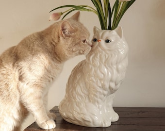 Pluizige witte keramische vaas Perzische kat voor verse bloemen en gezellige planken