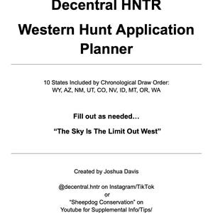 Può includere: Un pianificatore di domande di caccia occidentale bianco con testo nero. Il pianificatore include 10 stati in ordine cronologico di estrazione. È incluso anche il testo "The Sky Is The Limit Out West". Creato da Joshua Davis.