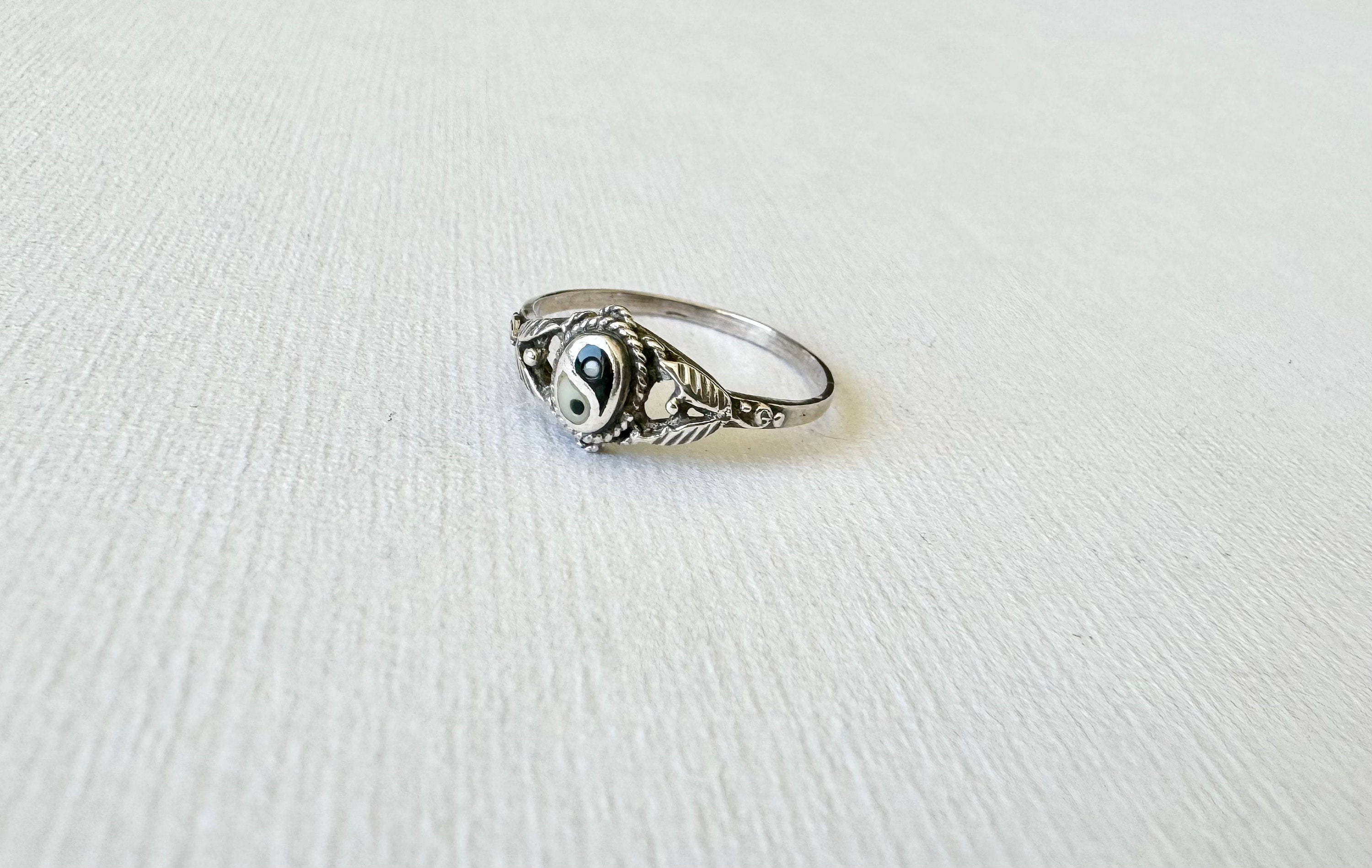 Bague Ancienne En Argent Massif 925 - Taille 52 Style Jonc - Symbole Yin Et Yang