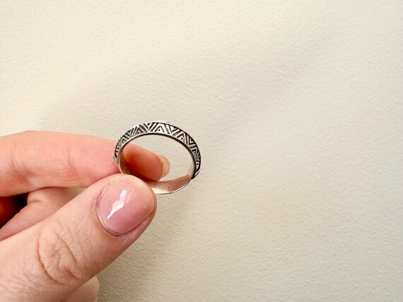 Vintage Sterling Silver Triangle Patterned Band R… - image 4