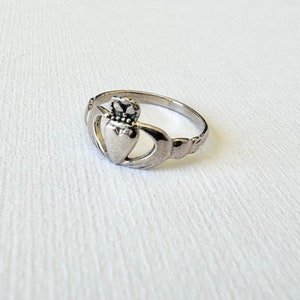 Vintage Sterling Silver Claddagh Ring - Size 7