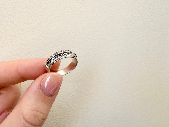 Vintage Sterling Silver Triangle Patterned Band R… - image 1