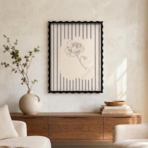 Peut inclure: Une œuvre d'art murale rectangulaire présentant un dessin au trait central d'une fleur sur fond crème, encadré par des rayures verticales bleues et blanches. L'œuvre est insérée dans un cadre noir avec un bord festonné ou ondulé décoratif.