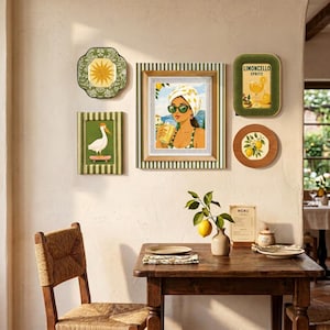 Peut inclure: Une composition murale comprenant une assiette soleil festonnée, un cadre rayé vert avec un oiseau sur un skateboard, un portrait central d'une personne en turban et lunettes tenant une boisson, une affiche Limoncello Spritz et une assiette citronnée.