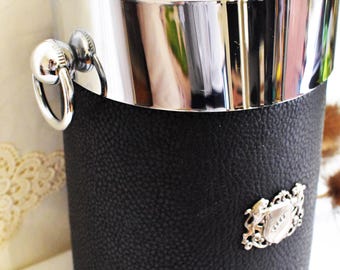 Secchiello per il ghiaccio vintage per champagne in similpelle nera e stemma araldico argentato, stile anni '70, di produzione tedesca, ideale come refrigeratore per vino o decorazione per carrello bar.