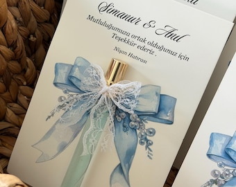 Cartão de Lembrancinha Personalizado com Perfume em Spray — Presente de Casamento e Noivado, Frasco de 10ml 12x17cm