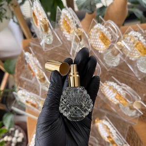Lembrancinhas de casamento: Frasco de perfume de vidro personalizado com chaveiro e saquinho de pérolas. imagem 10