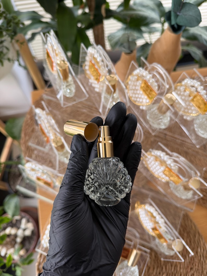 Lembrancinhas de casamento: Frasco de perfume de vidro personalizado com chaveiro e saquinho de pérolas. imagem 10