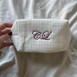 Personlig broderad sminkväska, sminkväska i bubbelbomull med våffelmotiv, personlig brudtärnepresent