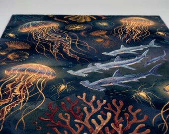 Alfombra con diseño de medusas y tiburones, alfombra con temática oceánica y de vida marina de aguas profundas.