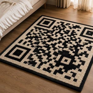 Può includere: Un tappeto rettangolare caratterizzato da un motivo a codice QR in bianco e nero ad alto contrasto. Il design è composto da una fitta disposizione di pixel e blocchi quadrati neri su uno sfondo color crema, inclusi tre grandi marcatori quadrati.