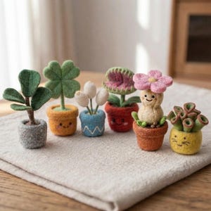 Puede incluir: Una colección de seis plantas en miniatura de lana fieltrada en macetas pequeñas. El conjunto incluye una planta de hojas verdes en una maceta gris, un trébol de cuatro hojas en una maceta amarilla, brotes blancos en una maceta azul, una venus atrapamoscas rosa en una maceta roja, una figura con forma de cacahuete con una flor rosa en una maceta marrón y una suculenta verde en una maceta amarilla.