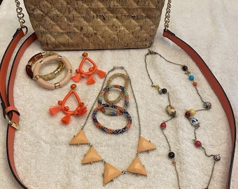 Bolso bandolera de diseño elegante de Anne Klein con 9 piezas de joyería a juego.