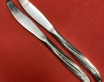 2 cuchillos antiguos TWA International Silver Co. con diseño en espiral (B2)