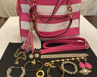 Bolso bandolera vintage rosa y blanco con pendientes, broches, pulseras y collares.