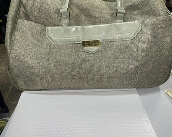 Bolsa de viaje Nicole Miller Rolling Weekender de tweed verde con estampado de leopardo en el interior.