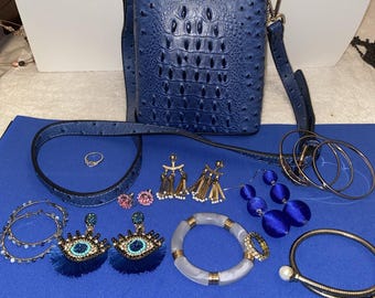 Bolso bandolera de imitación de piel de cocodrilo azul con lote de joyas a juego