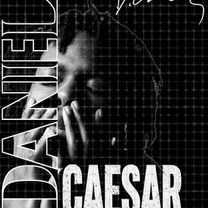 Könnte beinhalten: Ein schwarz-weißes Grafikposter mit dem Porträt einer Person mit Dreadlocks, die ihr Gesicht mit den Händen bedeckt. Das Wort DANIEL ist links vertikal in großen weißen Buchstaben gedruckt, CAESAR steht unten und D. Caesar oben auf dem Bild.