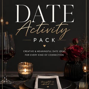 Peut inclure: Une ambiance romantique avec un Date Activity Pack. L'image présente un verre de vin, une bougie allumée et une serviette avec l'inscription "tonight is about us". Le pack propose des "Idées de dates créatives et significatives pour tout type de connexion."