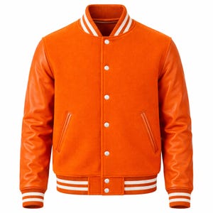 Puede incluir: Chaqueta universitaria naranja con mangas de cuero. La chaqueta tiene una botonadura frontal, puños y dobladillo a rayas blancas y naranjas, y un cuello a rayas blancas. Dos bolsillos delanteros.