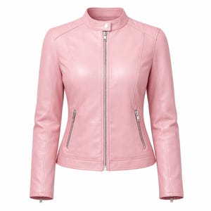 Könnte beinhalten: Hellrosa Lederjacke mit Stehkragen und silbernem Reißverschluss. Die Jacke hat zwei Reißverschlusstaschen auf der Vorderseite und eine taillierte Passform. Die Ärmel sind lang und enden an den Handgelenken.