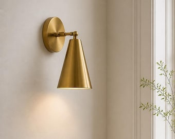 Aplique de pared minimalista en forma de cono de latón con acabado en latón natural – Lámpara de diseño moderno de mediados de siglo / Iluminación de lujo para dormitorios y pasillos