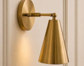 Aplique de pared cónico de latón de diseño – Lámpara moderna de mediados de siglo / Iluminación minimalista de lujo para dormitorio y sala de estar - Latón en bruto, pátina antigua