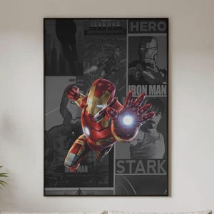 K&ouml;nnte beinhalten: Ein gerahmtes Poster mit Iron Man in einer dynamischen Pose, mit einem rot-goldenen Anzug, vor einem Graustufen-Hintergrund. Das Poster enth&auml;lt die W&ouml;rter "HERO", "IRON MAN" und "STARK". Das Poster wird &uuml;ber einem wei&szlig;en Sofa mit beigen Kissen angezeigt.