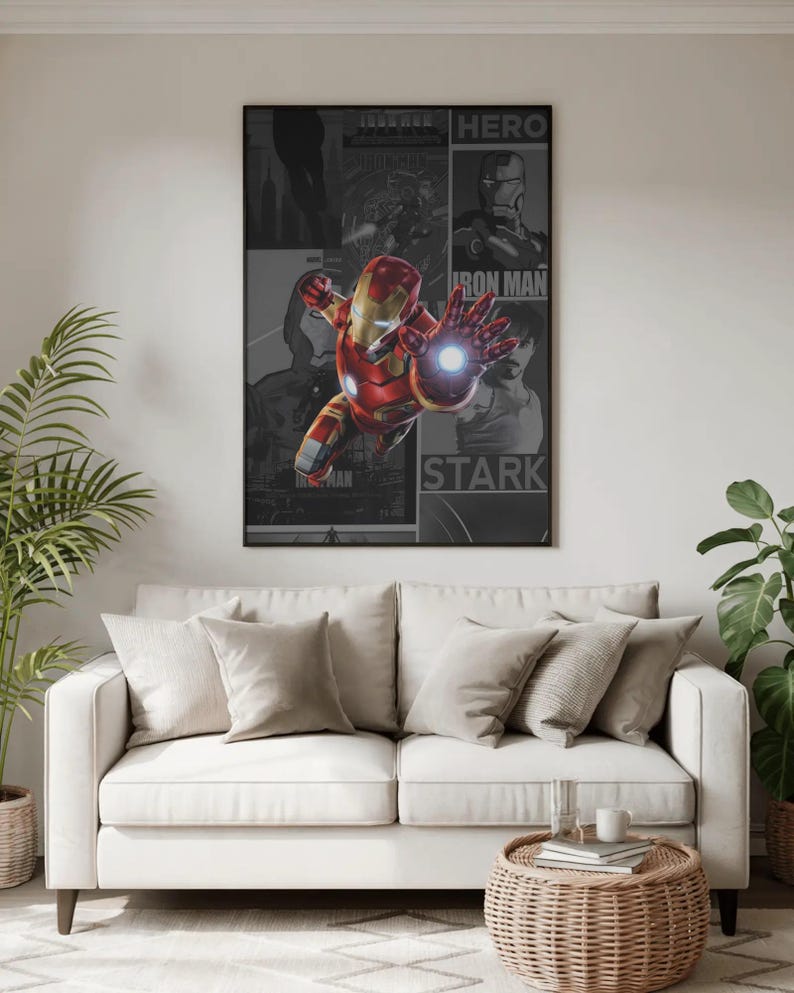 K&ouml;nnte beinhalten: Ein gerahmtes Poster mit Iron Man in einer dynamischen Pose, mit einem rot-goldenen Anzug, vor einem Graustufen-Hintergrund. Das Poster enth&auml;lt die W&ouml;rter "HERO", "IRON MAN" und "STARK". Das Poster wird &uuml;ber einem wei&szlig;en Sofa mit beigen Kissen angezeigt.