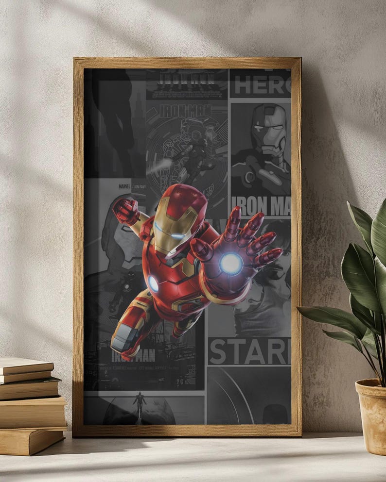 K&ouml;nnte beinhalten: Gerahmter Druck mit Iron Man in einer dynamischen Pose, in einem rot-goldenen Anzug und einer leuchtenden Hand. Der Hintergrund ist eine Collage aus grauen Comic-Panels mit den Worten "Iron Man" und "Star". Der Rahmen besteht aus hellbraunem Holz.