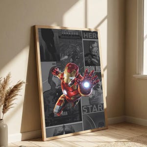 K&ouml;nnte beinhalten: Gerahmtes Poster mit Iron Man in dynamischer Pose, in einem rot-goldenen Anzug und mit leuchtender Hand. Der Hintergrund ist eine Collage aus schwarz-wei&szlig;en Comic-Panels. Das Poster befindet sich in einem Holzrahmen.